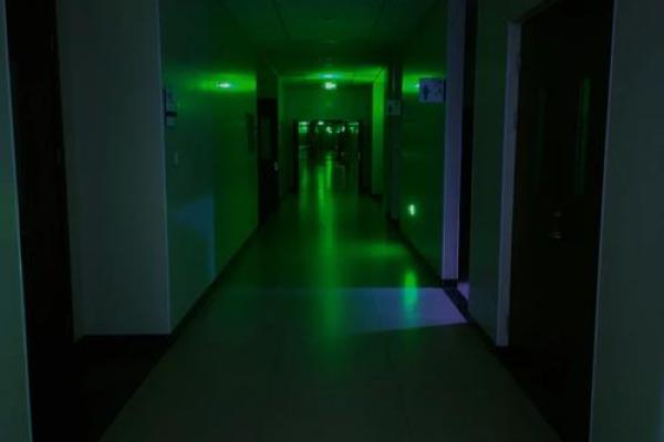 对面房子晚上亮红光风水